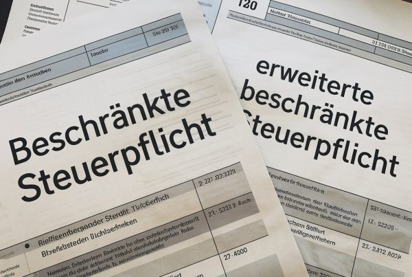 Zwei große Steuerdokumente nebeneinander, einer mit dem Titel „Beschränkte Steuerpflicht“ und dem anderen „Erweiterte beschränkte Steuerpflicht“.